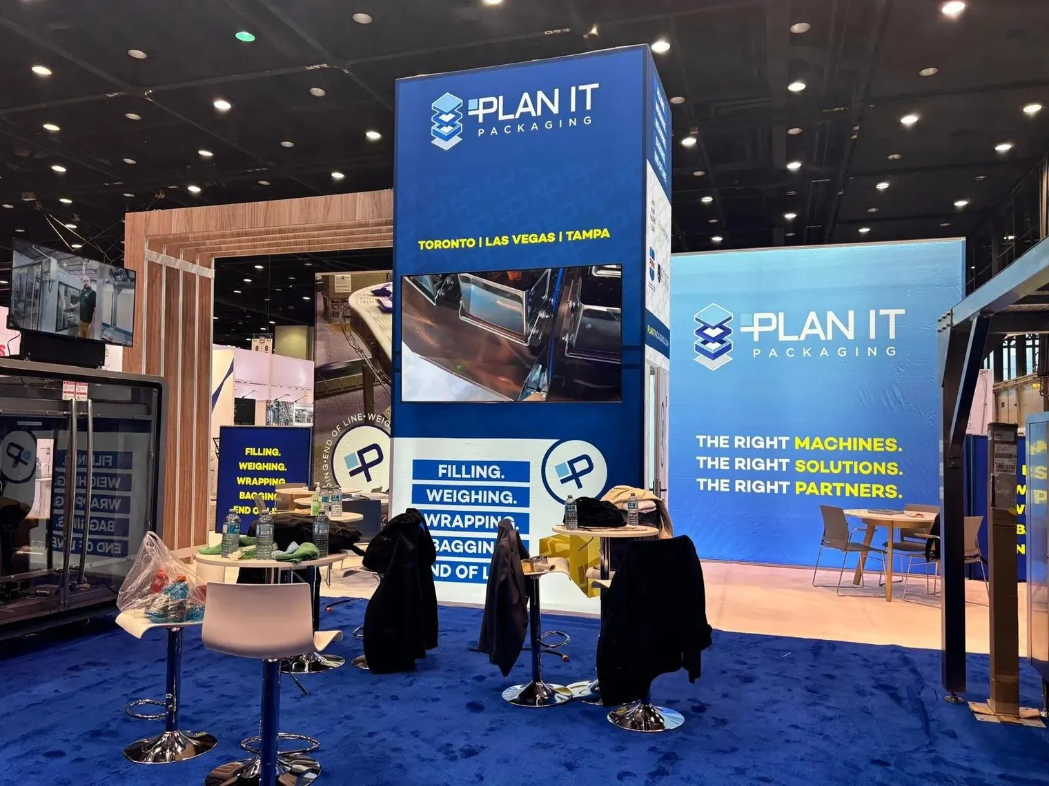 PLAN IT Packaging trade show booth with large-format graphics